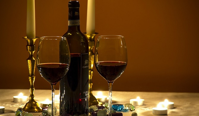 テーブルと赤ワイン