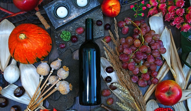 テーブルの上のワインボトル