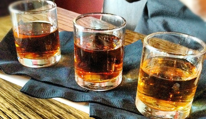 グラス入りの並んだバーボン