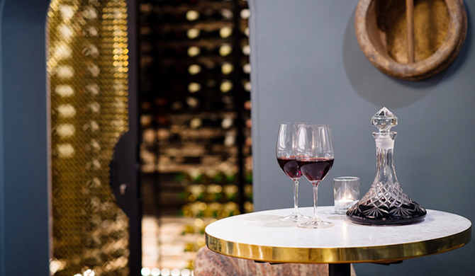 テーブルの上のワイングラス