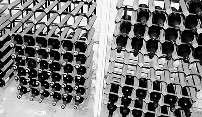 並んでいるワインボトル