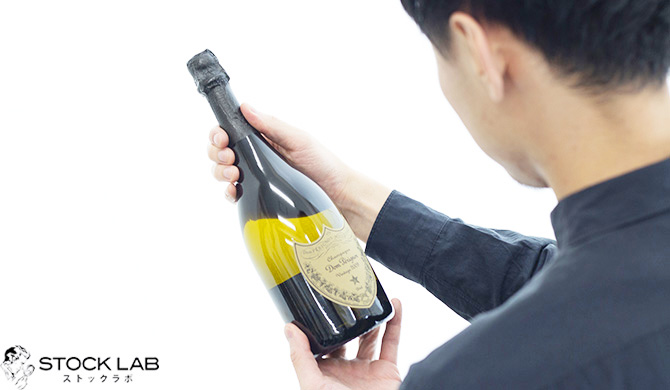 ドンペリエノテークを査定する鑑定士