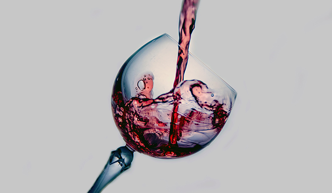 ワインが注がれているグラス