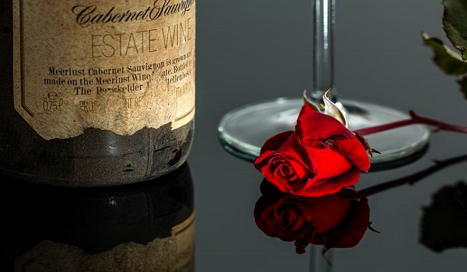 ワインボトルと薔薇