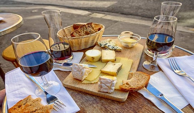 テーブルの上に並ぶ料理とワイン
