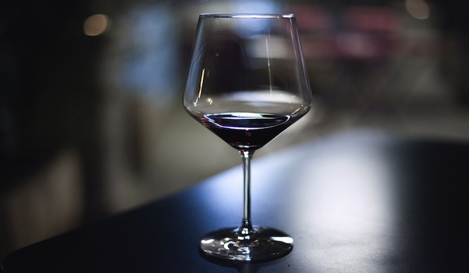 シックな雰囲気のワイングラス