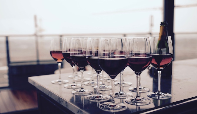 並べられている赤ワイングラス