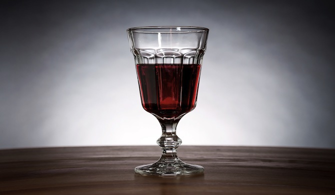 シックな雰囲気の赤ワイン