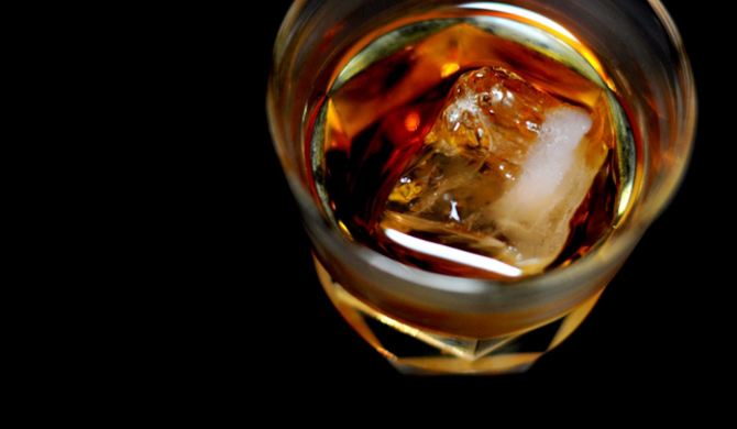 ウイスキーが入ったグラス