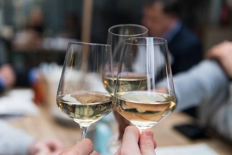 飲みやすい白ワインと赤ワインの違いを示すイメージ